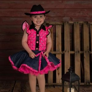 Pink Paisley Demin cow girl costume. Worn once. Hat included. Child xs